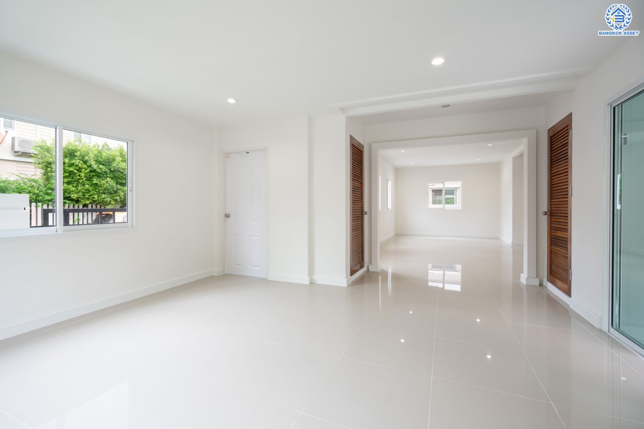 บ้านมือสองตกแต่งใหม่ ม.พฤกษาวิลเลจ11 ท่าอิฐ หลังมุม เนื้อที่ 50.2 ตร.ว. ฟังก์ชันพร้อม 4 ห้องนอน 2 ห้องน้ำ 2 ที่จอดรถ บนทำเลศักยภาพ เข้า-ออกได้ทั้งถ.รัตนาธิเบศร์ และถ.ราชพฤกษ์ ใกล้รถไฟฟ้าสายสีม่วง "สถานีบางรักน้อยท่าอิฐ"